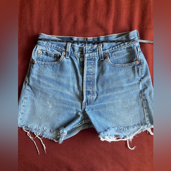My (favorite) pair of vintage Levi’s shorts 😭 - Picture 6 of 14